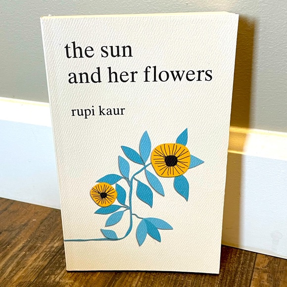 👓 3 for $25👓 the sun and her flowers book by rupi kaur - Picture 1 of 3
